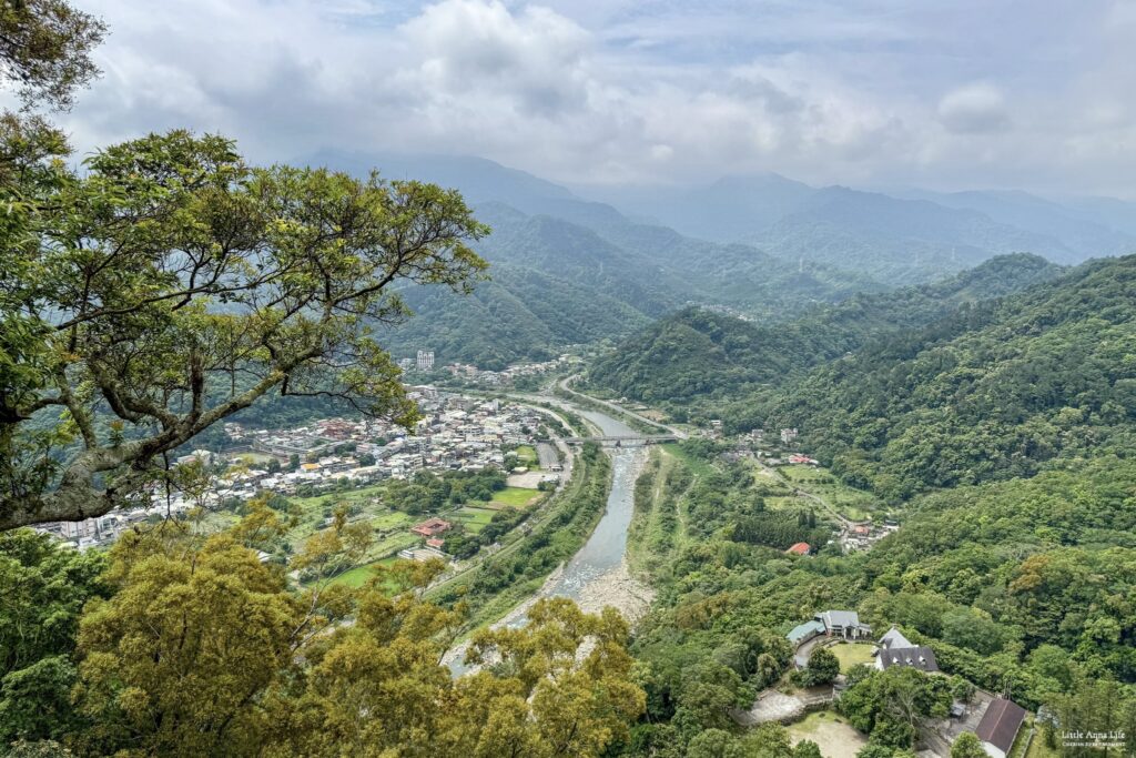 從蘇維拉莊園俯瞰南庄街道與中港溪